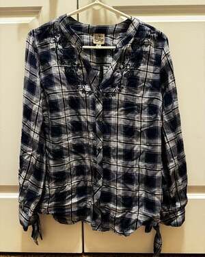 Como Vintage Women's Size Medium Blue and White Plaid Embroidered Button Down Sh